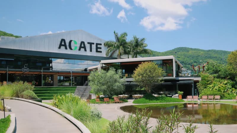 Fachada e praça da ACATE, em Florianópolis