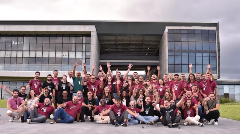 Grupo reunido em frente ao Ágora Tech Park